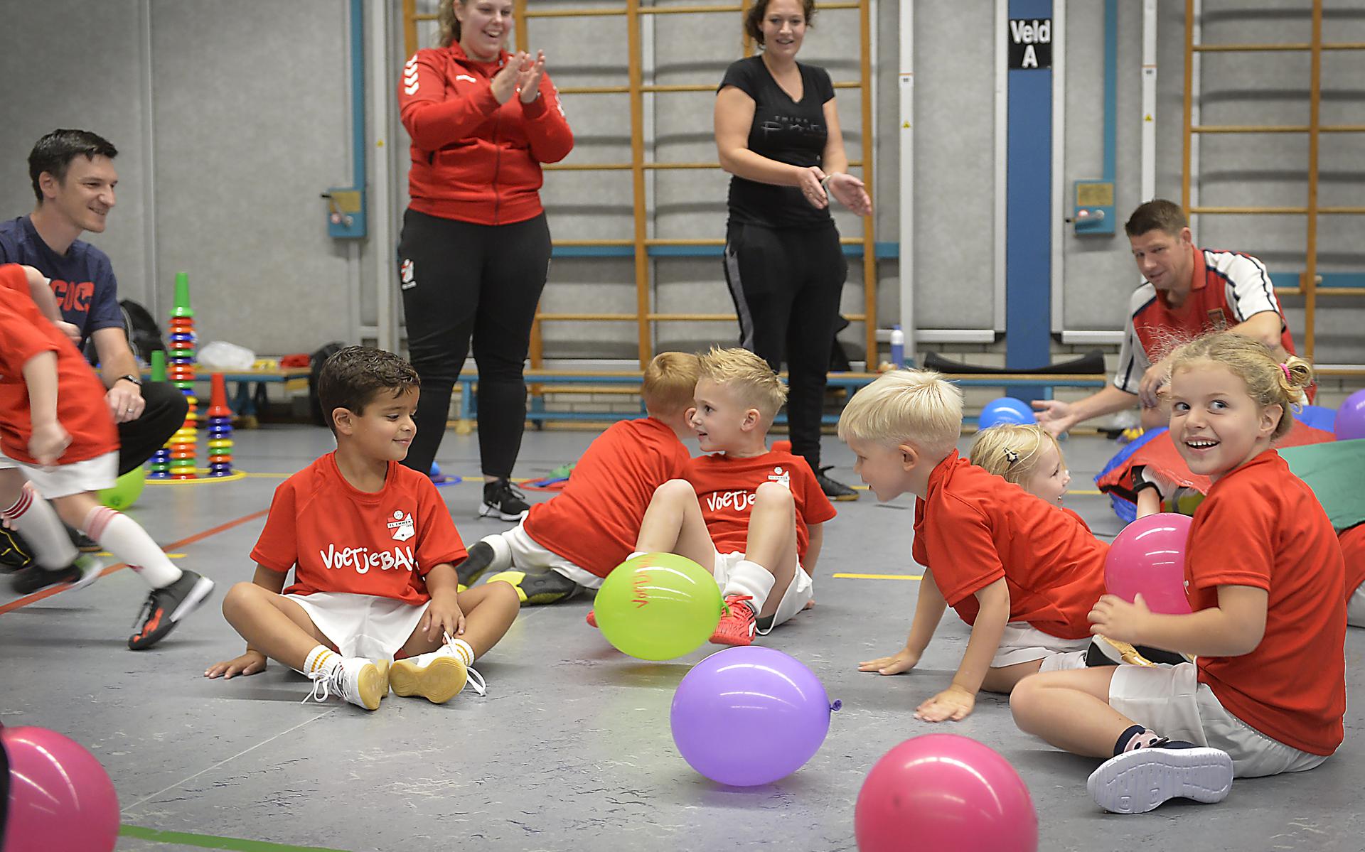 Voetjebal In Emmen Is Voor De Allerkleinste Supporters Stoere Papas En Talentvolle Mamas